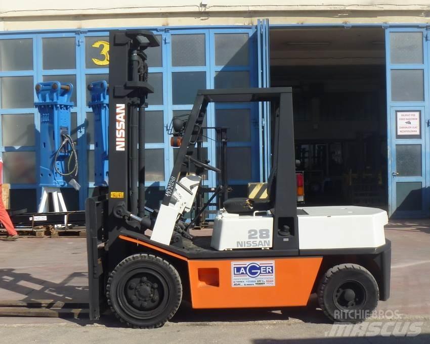 Nissan EGH02 Diesel trucks