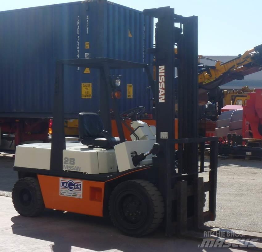 Nissan EGH02 Diesel trucks