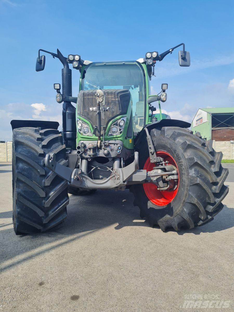Fendt 718 Vario Tractors