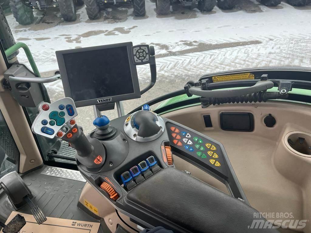 Fendt 718 Vario Tractors