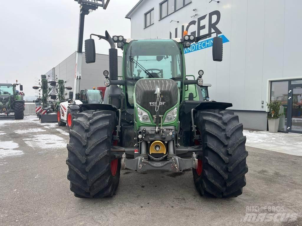 Fendt 718 Vario Tractors