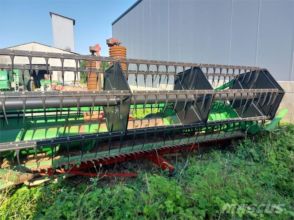 John Deere W440 Combine harvesters