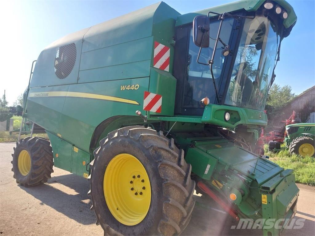 John Deere W440 Combine harvesters