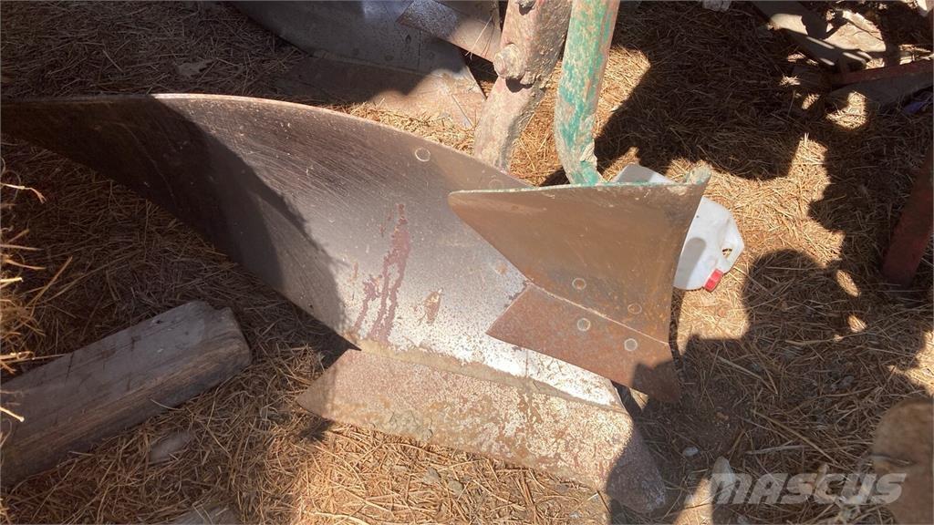 Kverneland LB 100 Ploughs