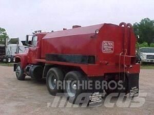 Mack R690ST Water bowser