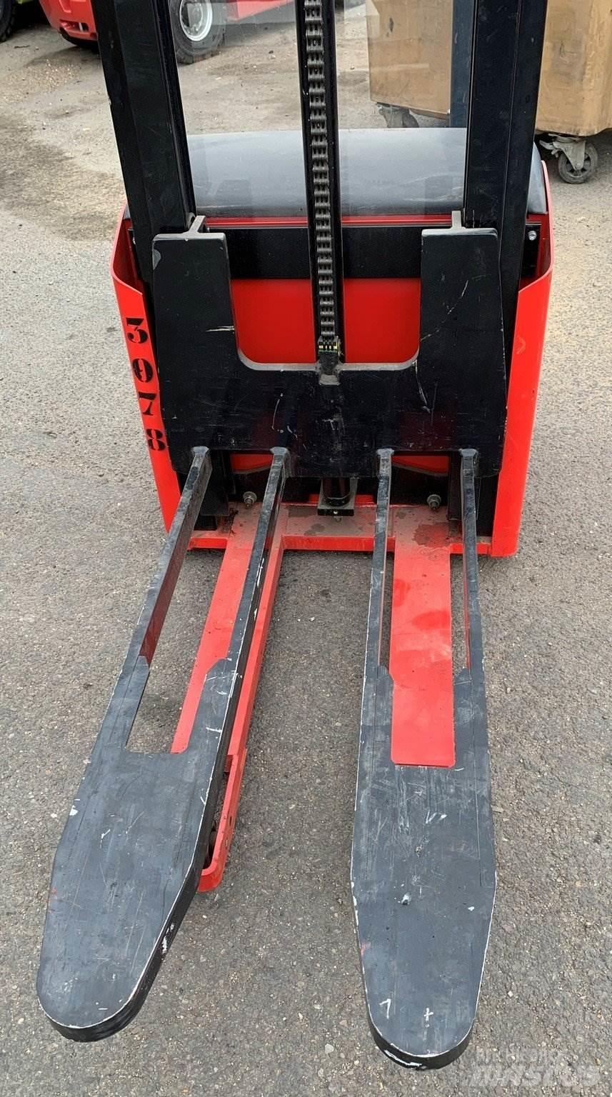 LOC A10 D29 Pedestrian stacker