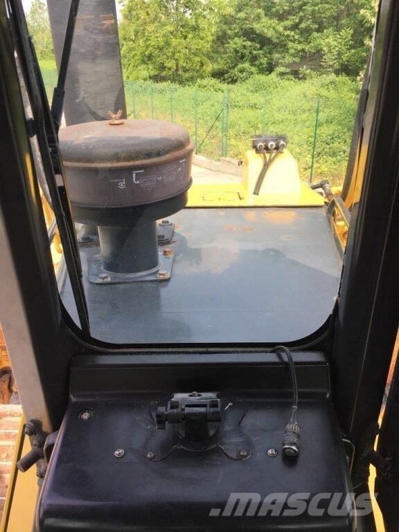 Komatsu D65WX-16 Crawler dozers