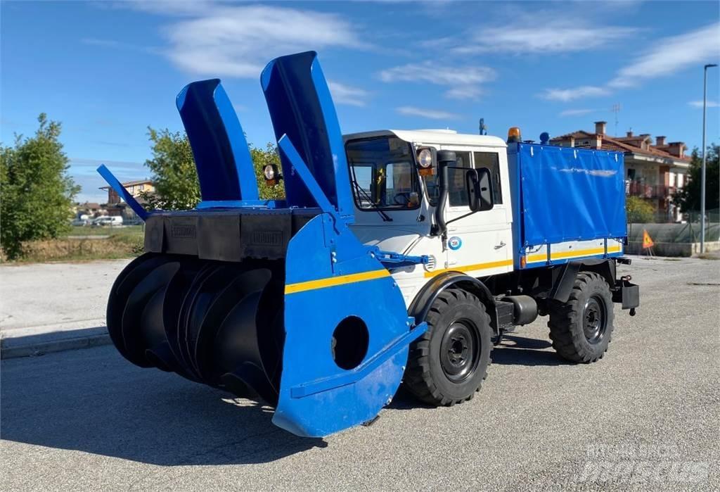 Mercedes-Benz UNIMOG Snow blades and plows