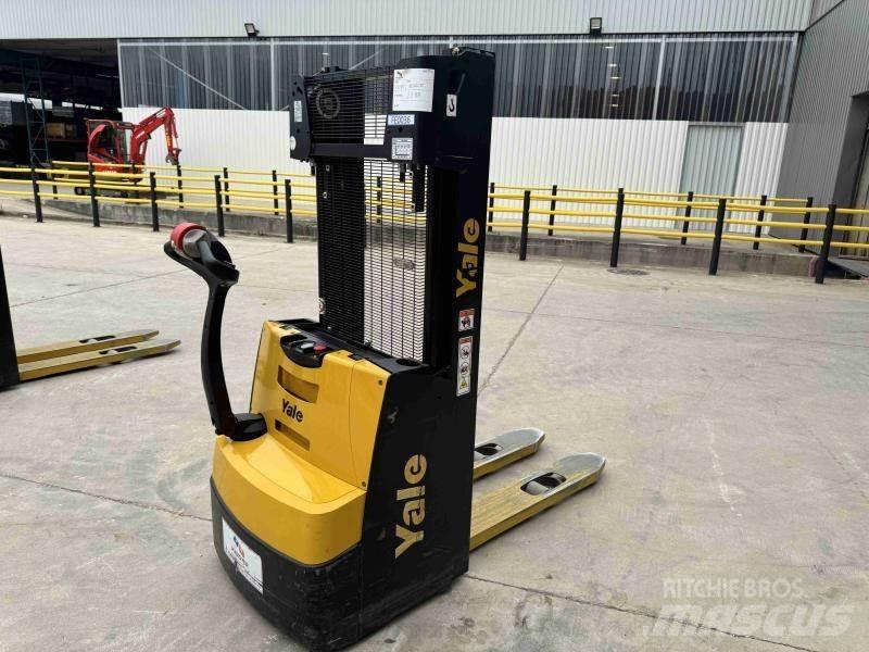 Yale MS10 Pedestrian stacker