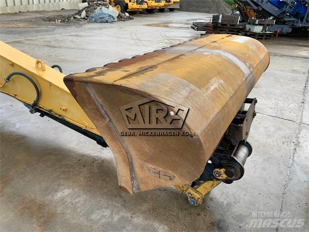 CAT 2000 mm Backhoes