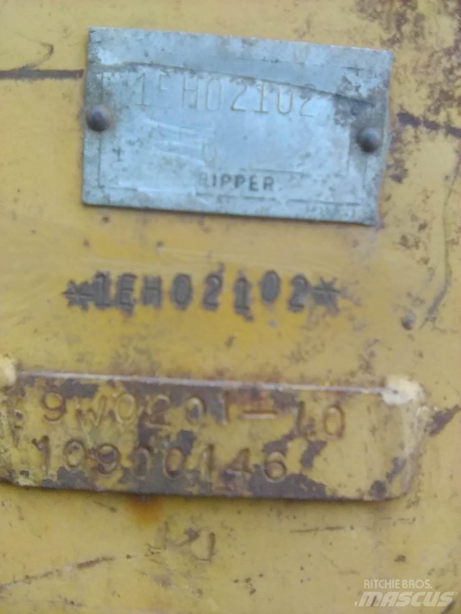 CAT D6R Scarifiers