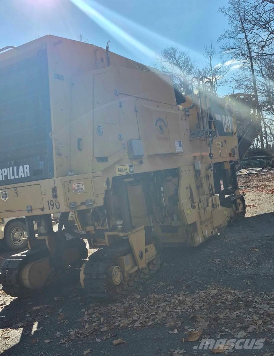 CAT PM200 Asphalt cold milling machines