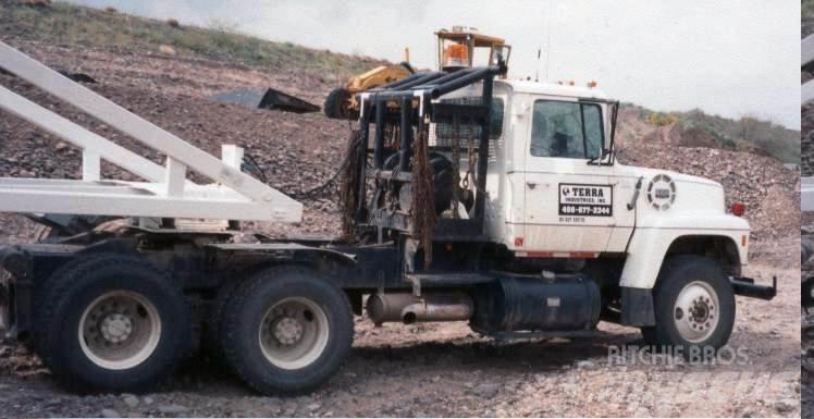 Ford LT9000 Beavertail Flatbed / winch trucks