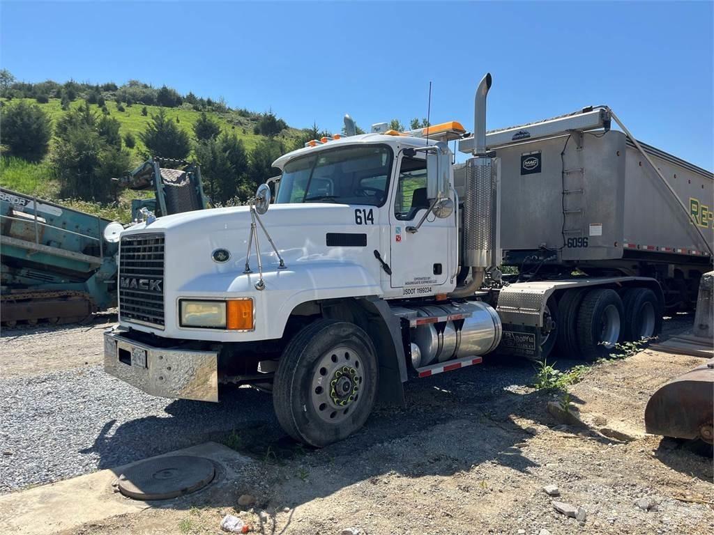 Mack CL733 Other trucks
