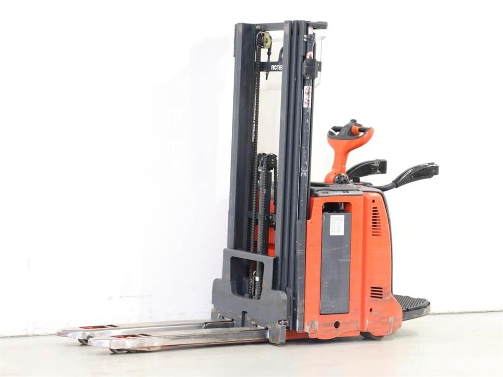 Linde D12AP/133 Pedestrian stacker