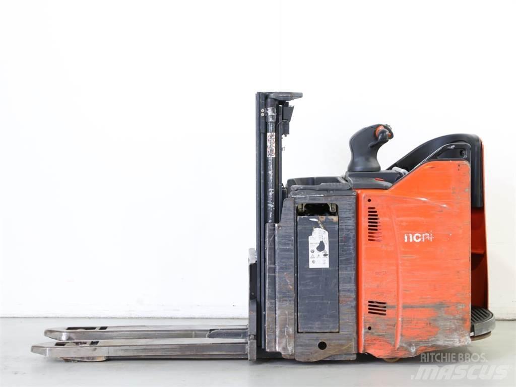 Linde D12HPSP/133 Pedestrian stacker