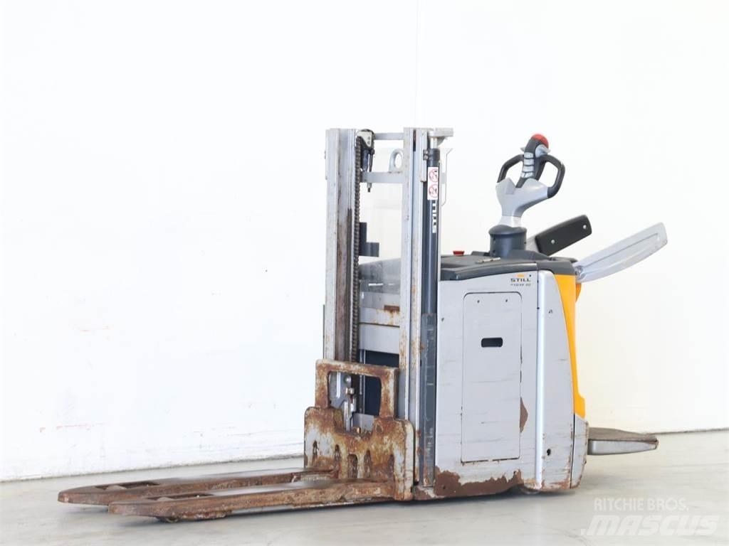 Still EXD-SF20 Pedestrian stacker