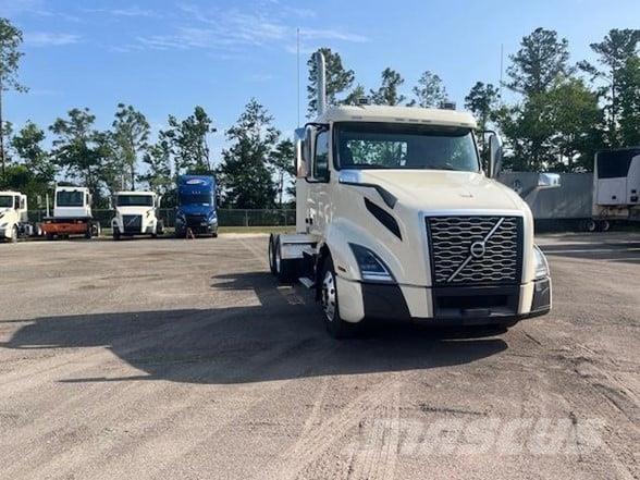 Volvo VNL64T300 Prime Movers