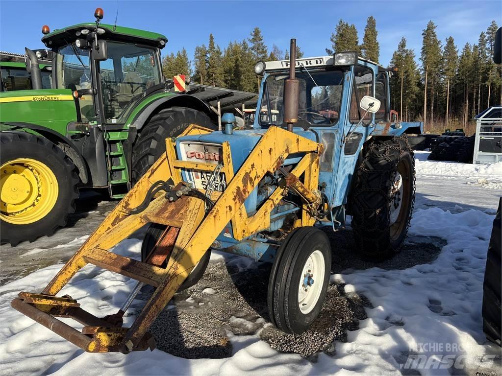 Ford 5000 med lastare Tractors