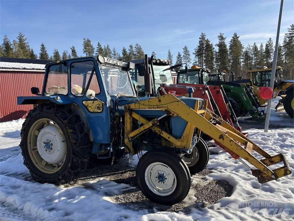 Ford 5000 med lastare Tractors