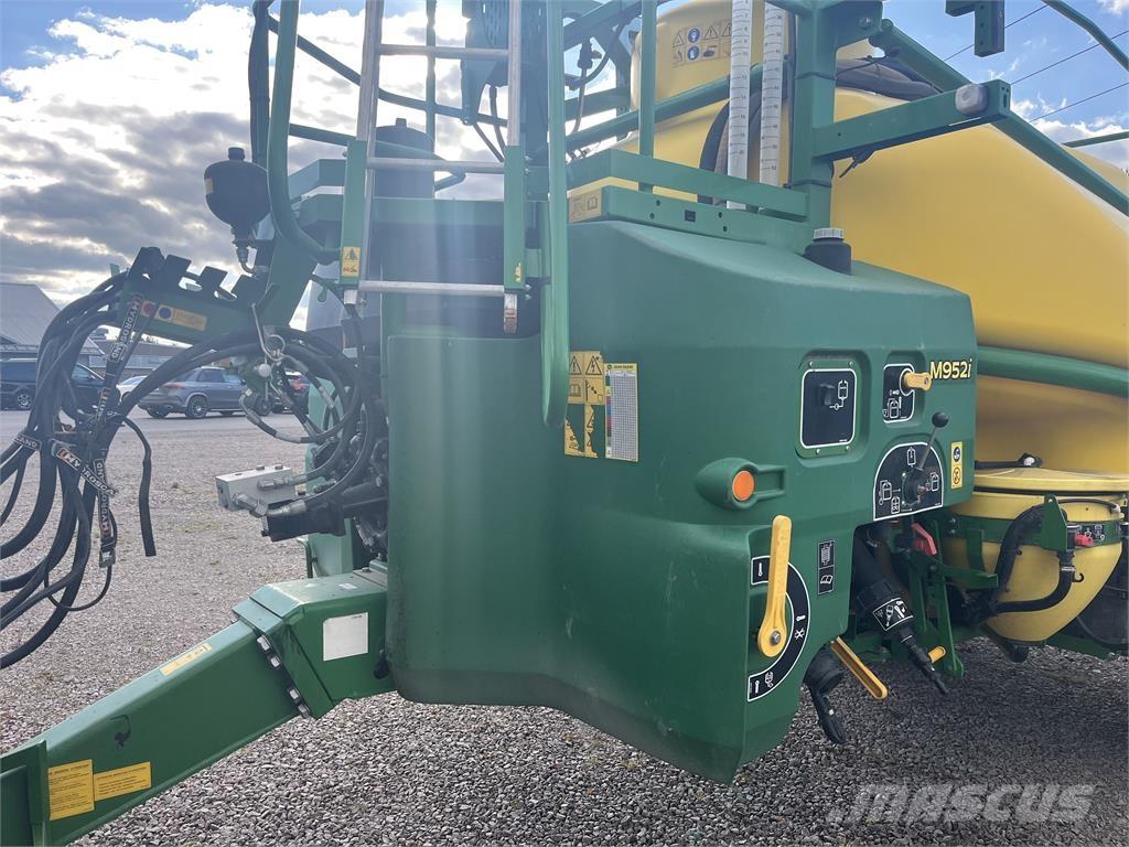 John Deere M952 Trailed sprayers