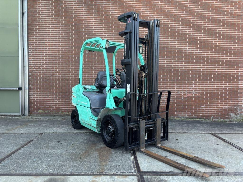 Mitsubishi FD25N Diesel trucks