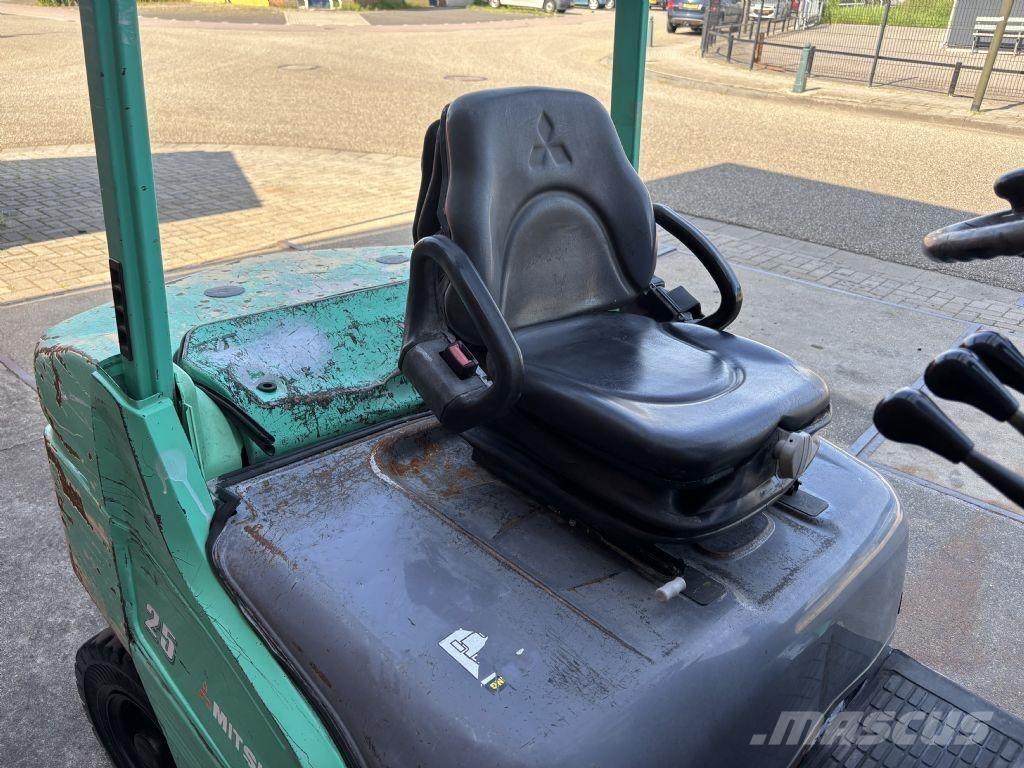 Mitsubishi FD25N Diesel trucks