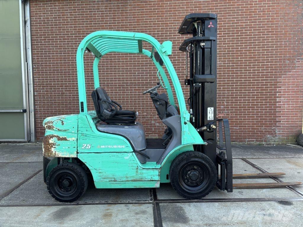 Mitsubishi FD25N Diesel trucks