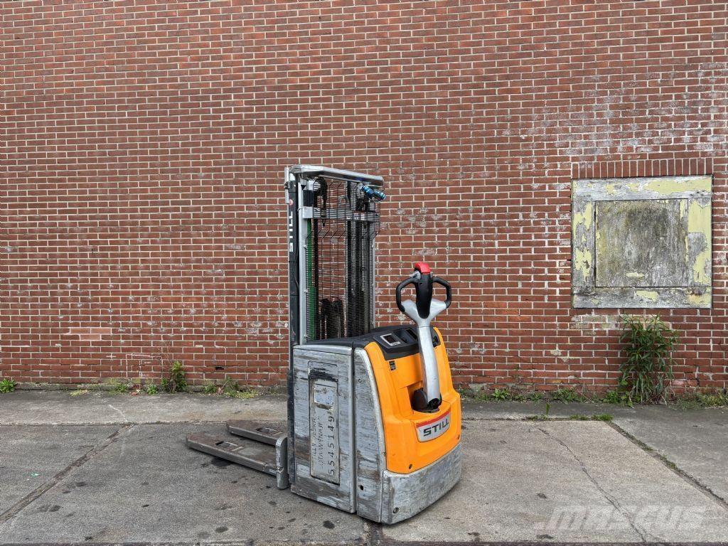 Still EXV 14 Pedestrian stacker