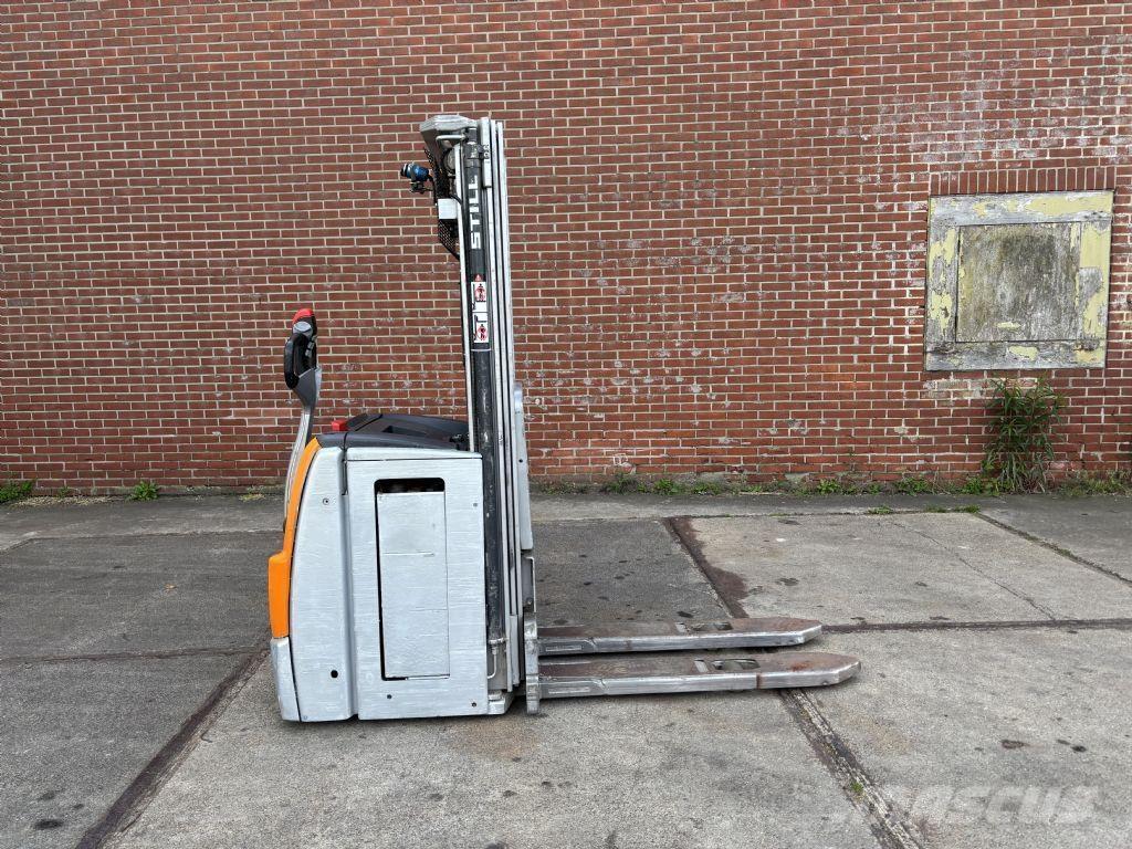 Still EXV 14 Pedestrian stacker