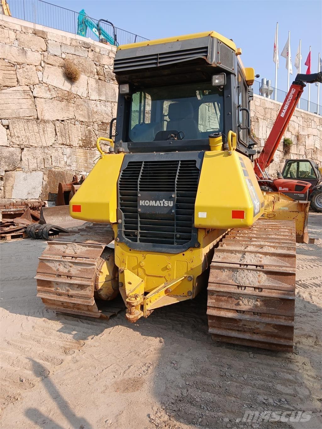Komatsu D51PXI-22 Pipe layer dozers