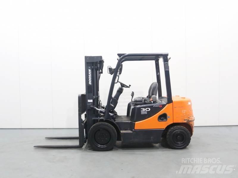 Doosan D30S-5 Diesel trucks
