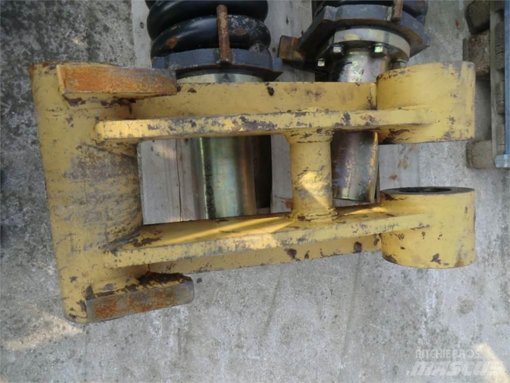 CAT 231D Chassis and suspension