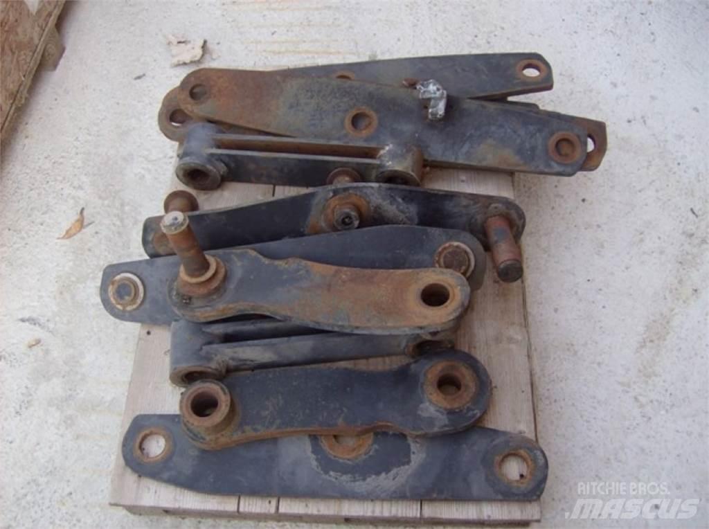 CAT 438C Chassis and suspension