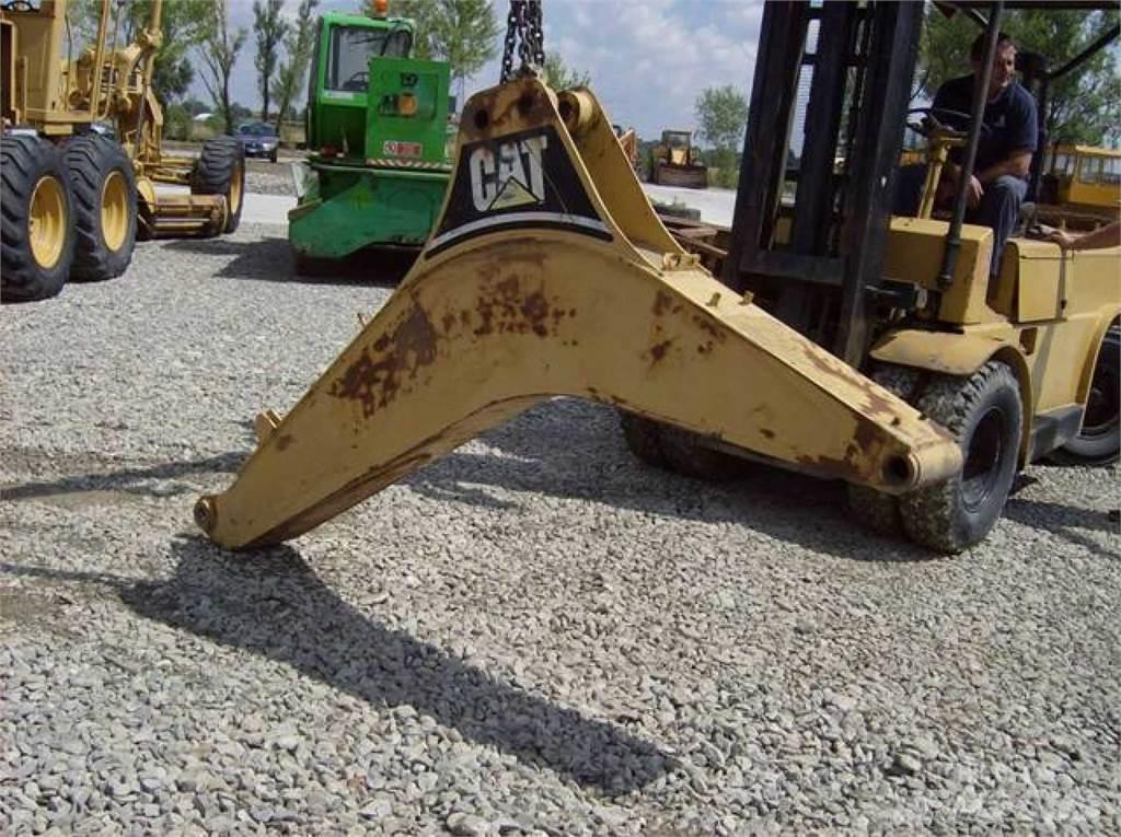 CAT 438C Chassis and suspension