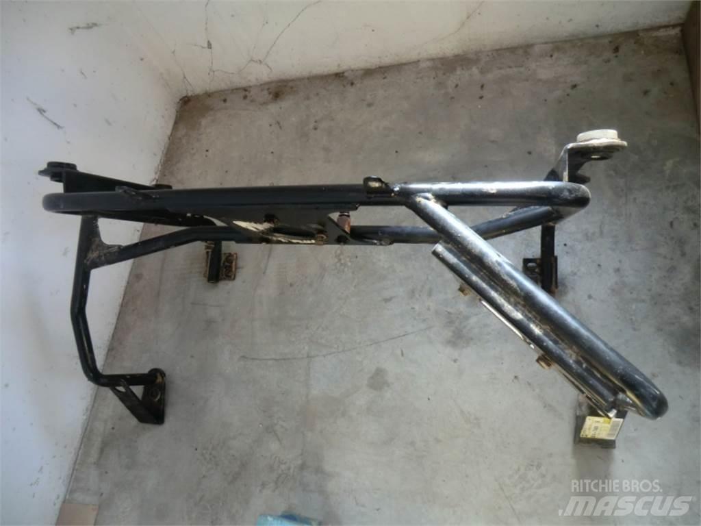 CAT 735 Chassis and suspension