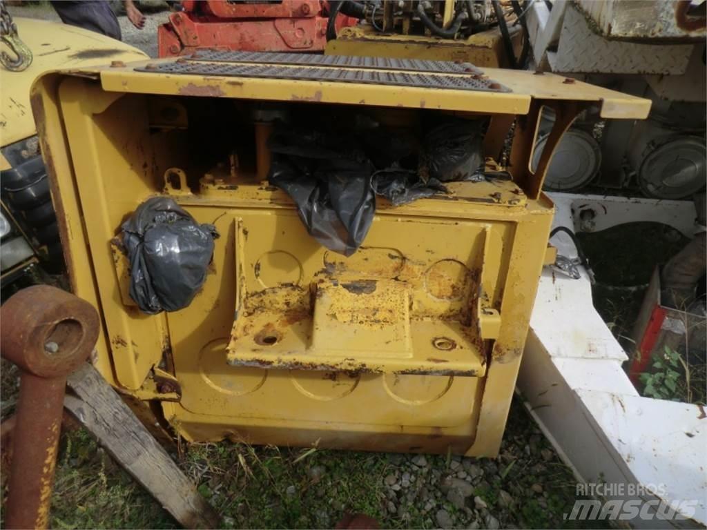 CAT 735 Chassis and suspension
