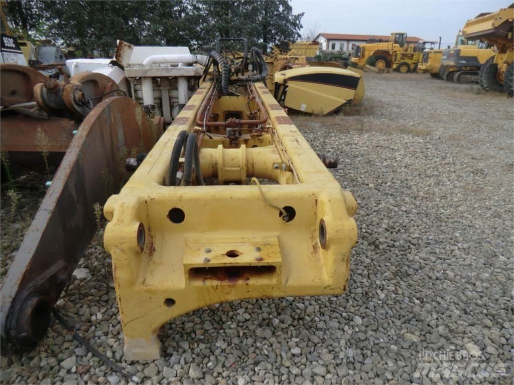 CAT 735 Chassis and suspension