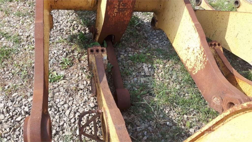 CAT 953 Chassis and suspension
