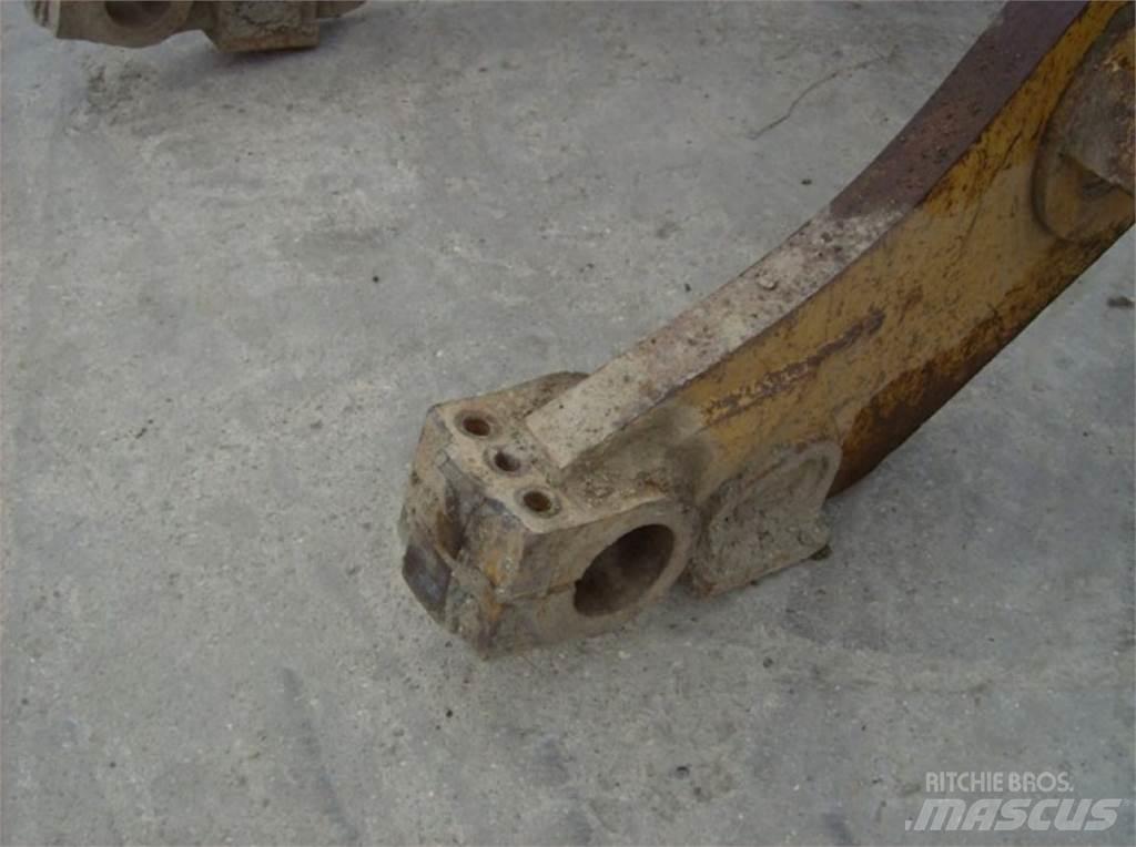 CAT 963 Chassis and suspension