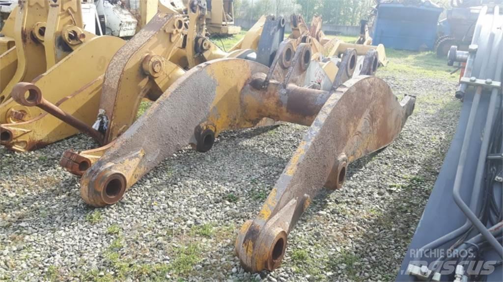 CAT 988B Chassis and suspension