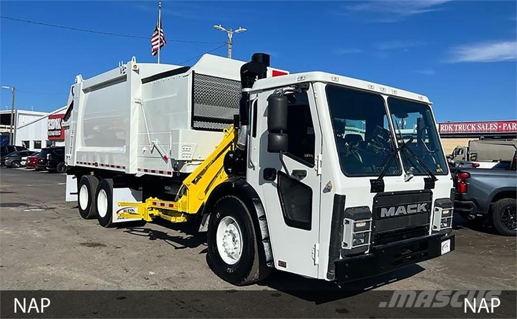 Mack 600 Waste trucks