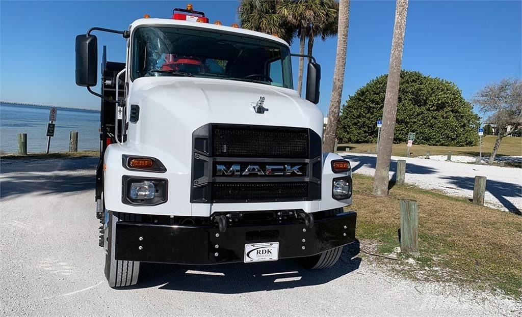 Mack MD7 Grapples