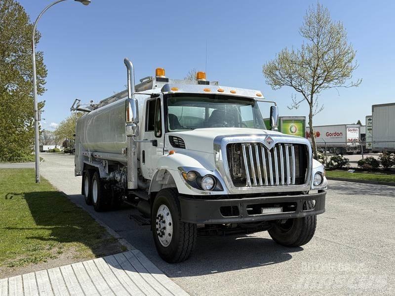 International 7500 Tanker trucks
