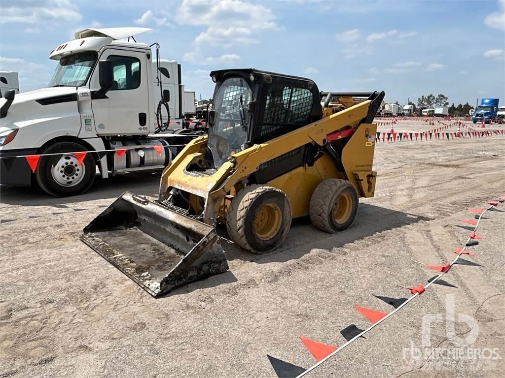 CAT 272D2 Skid steer loaders