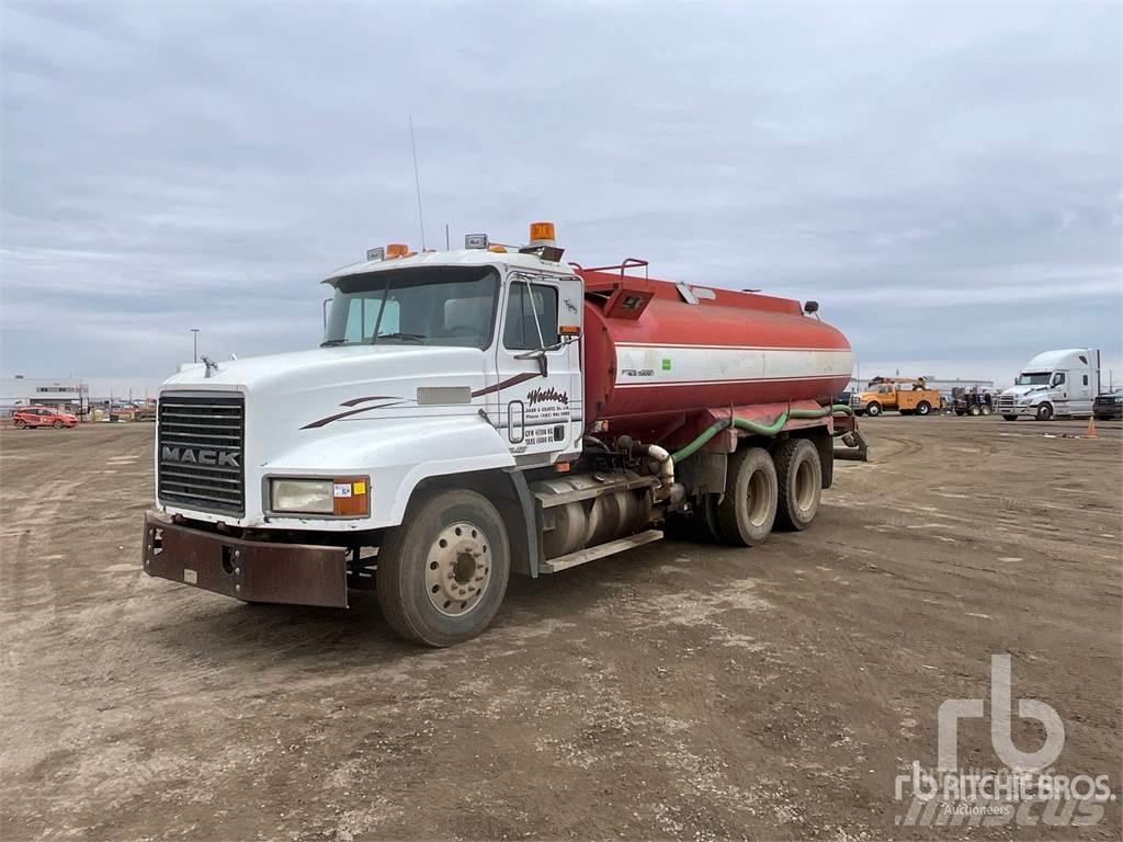 Mack CH613 Water bowser