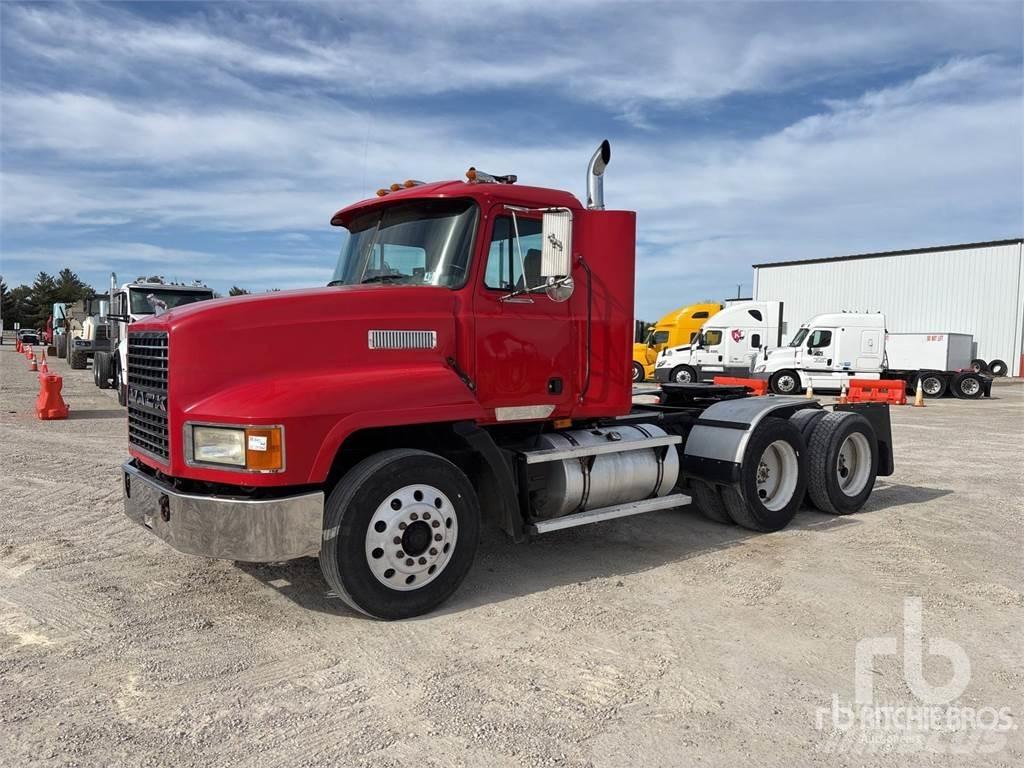 Mack CH613 Prime Movers