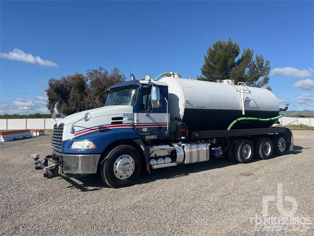 Mack CX613 Water bowser
