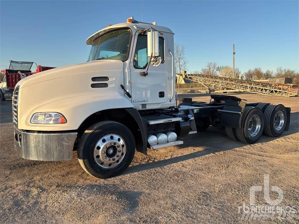 Mack CXU613 Prime Movers