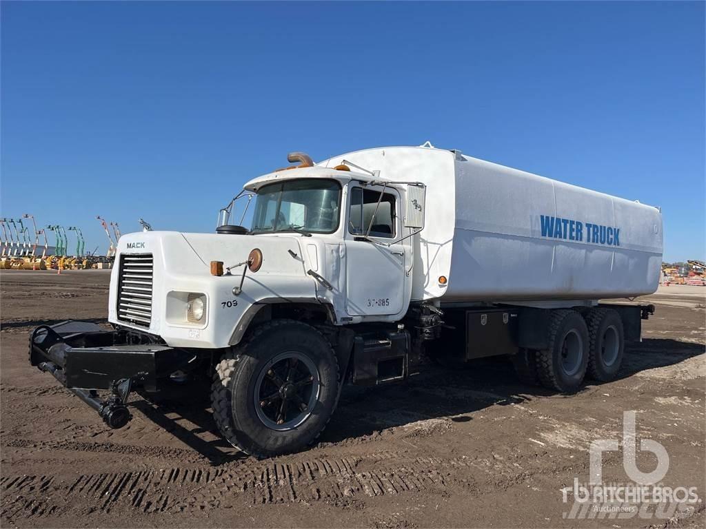 Mack DM Water bowser